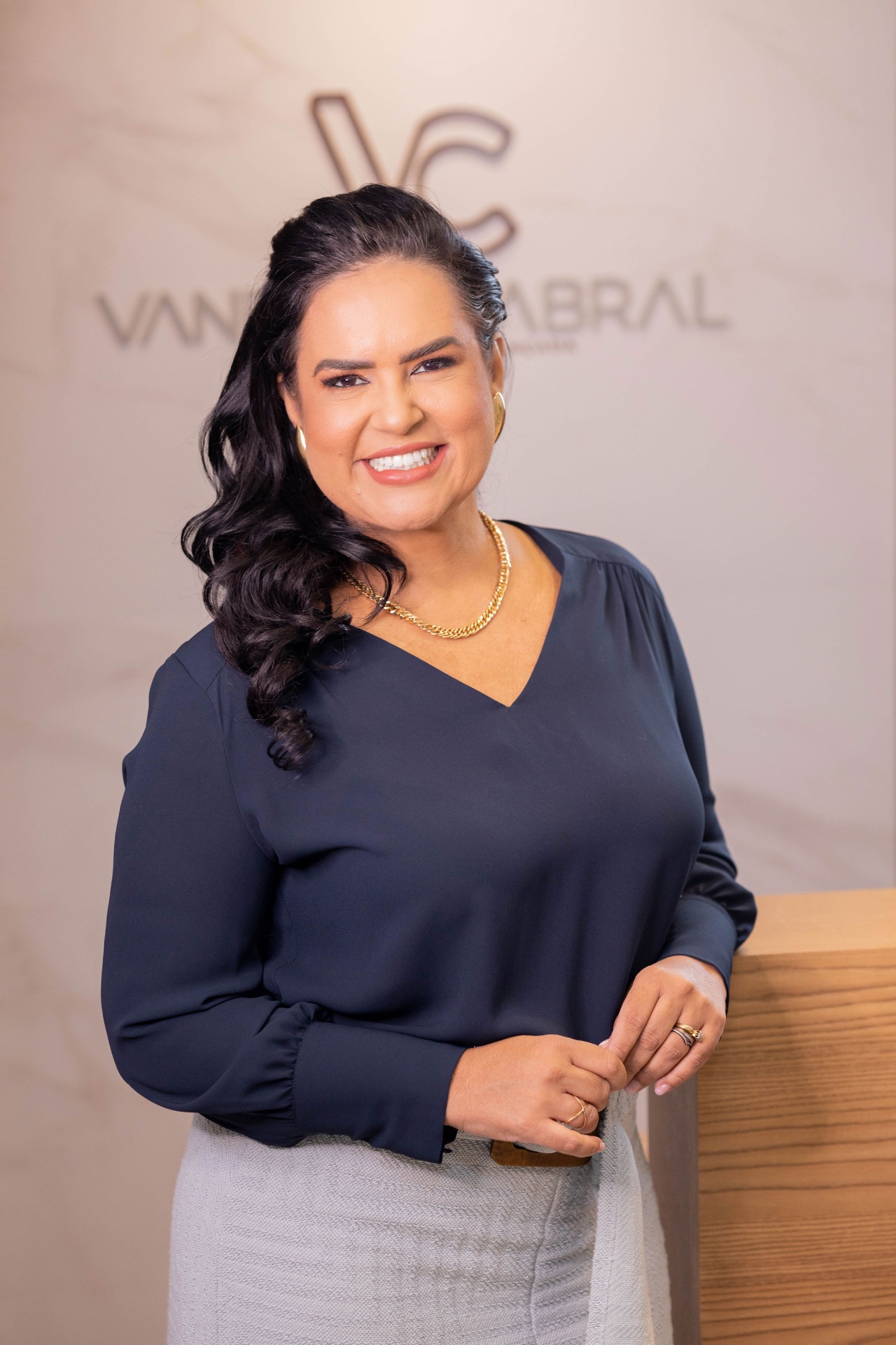 Dra. Vanessa Cabral na recepção da clínica