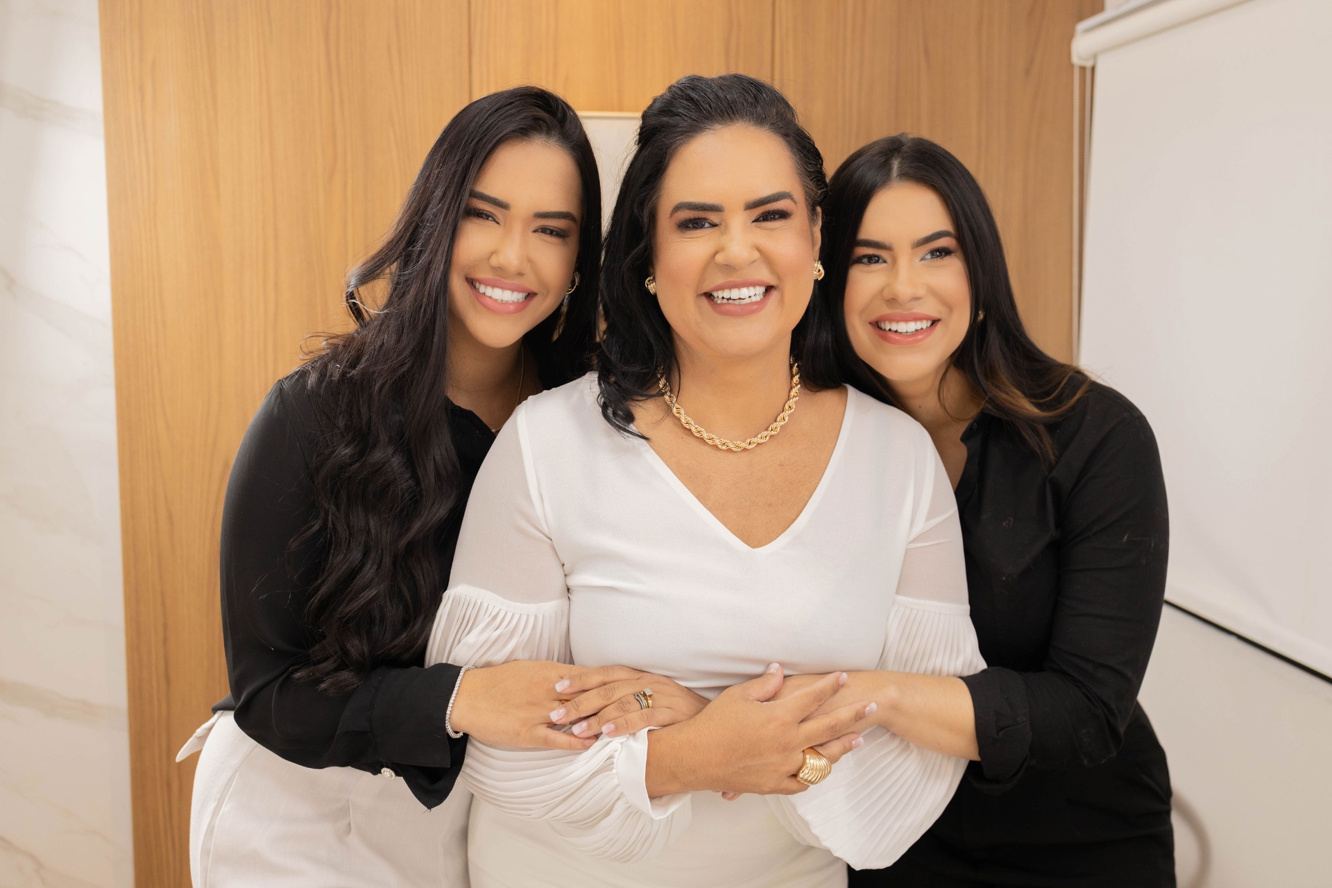 Dra. Vanessa Cabral com a equipe da clínica